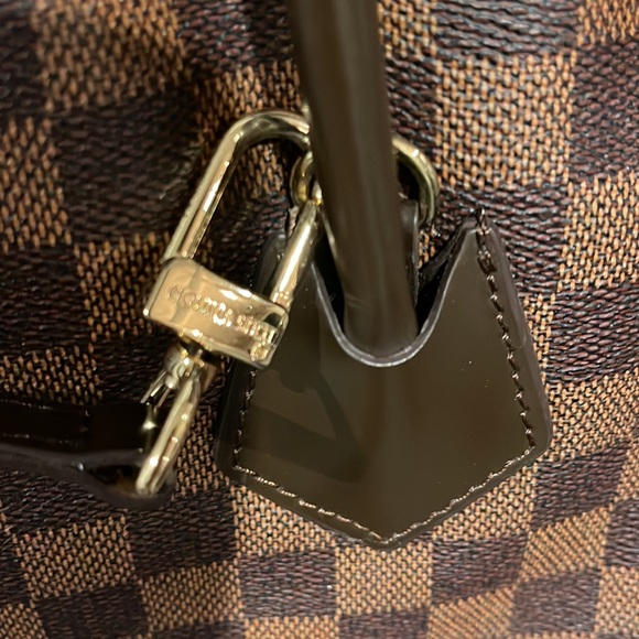 Excellent condition,presten interior is spotless , no cracks on handles.. - Picture 2 of 9